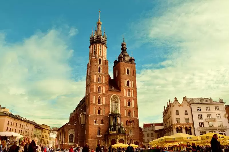 Praca na studiach w Krakowie — jaką wybrać, by dobrze zarabiać i łączyć pracę ze studiowaniem? 